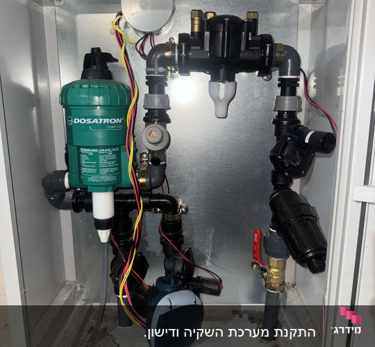 מערכת השקיה עם צינורות ומחברים